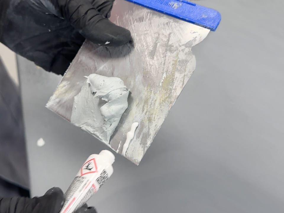 Stucco in pasta a grana fine da applicare con spatola sulla lamiera dell’auto
