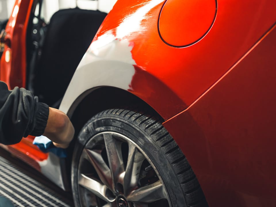 Stesura professionale e veloce dello stucco in pasta a grana fine The Care sulle superfici in lamiera dell’auto