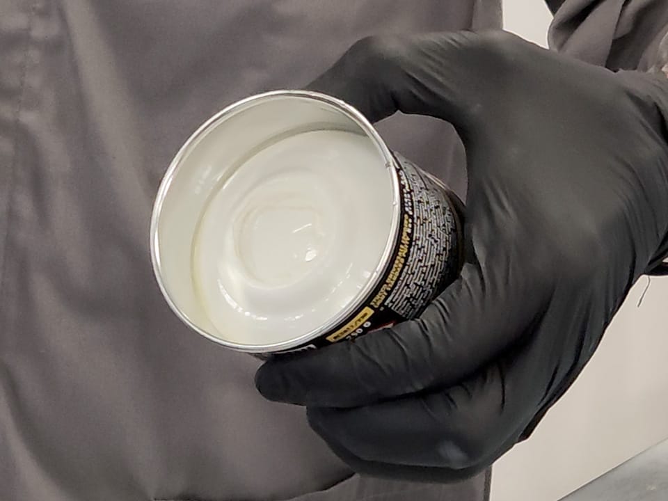 Stucco bicomponente bianco a finitura liscia, con catalizzatore incluso