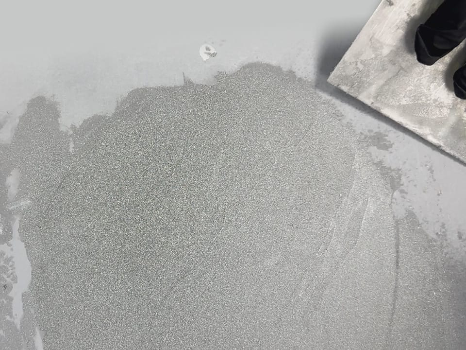 Livellamento dello stucco con alluminio The Care sulla carrozzeria dell’auto