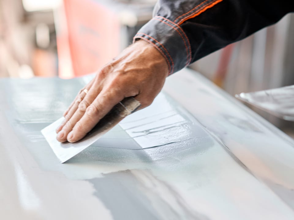 Stesura semplice professionale dello stucco con scaglie di alluminio per carrozzeria The Care