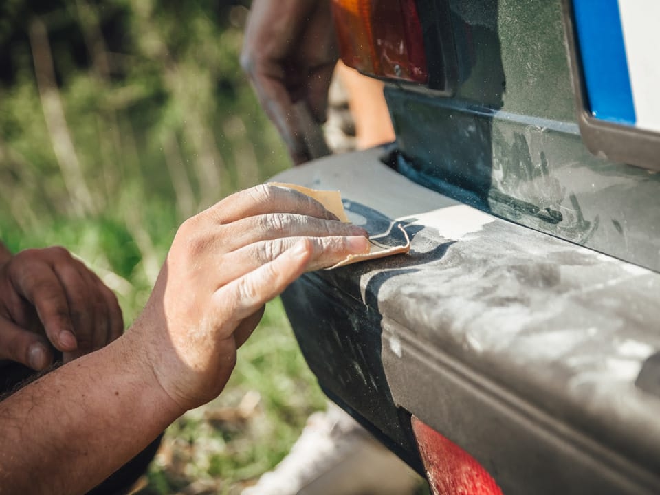 Lo stucco per plastica The Care è ideale per trattare tutte le parti in plastica dell’auto