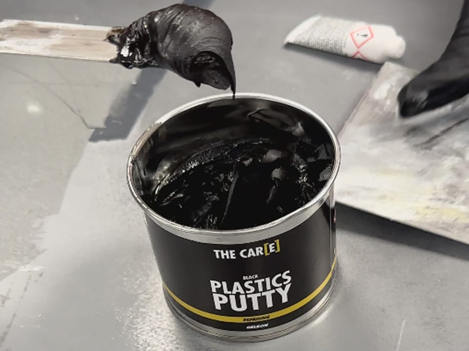 Lo stucco per plastica nero The Care ha un’elevata lavorabilità, per applicazioni professionali anche a casa