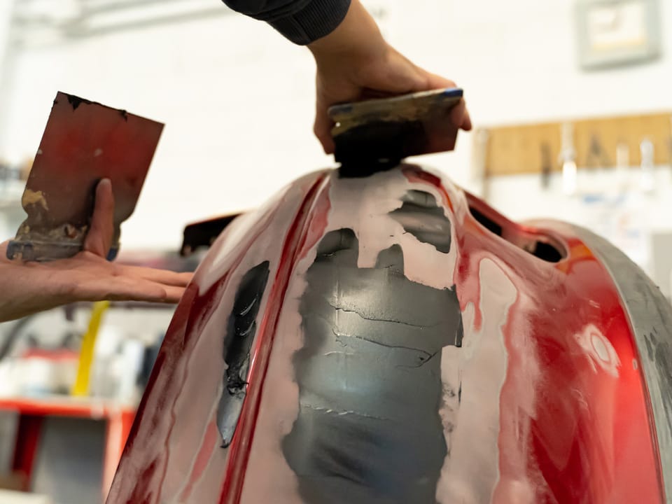 Applicazione facile dello stucco per plastica The Care sul paraurti dell’auto