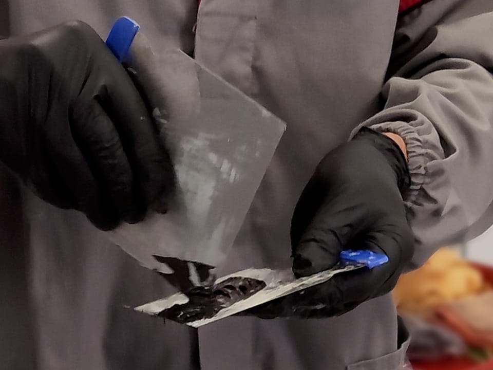 L’applicazione dello stucco per plastica The Care con la spatola è semplice e veloce e garantisce risultati ottimali sulle superfici