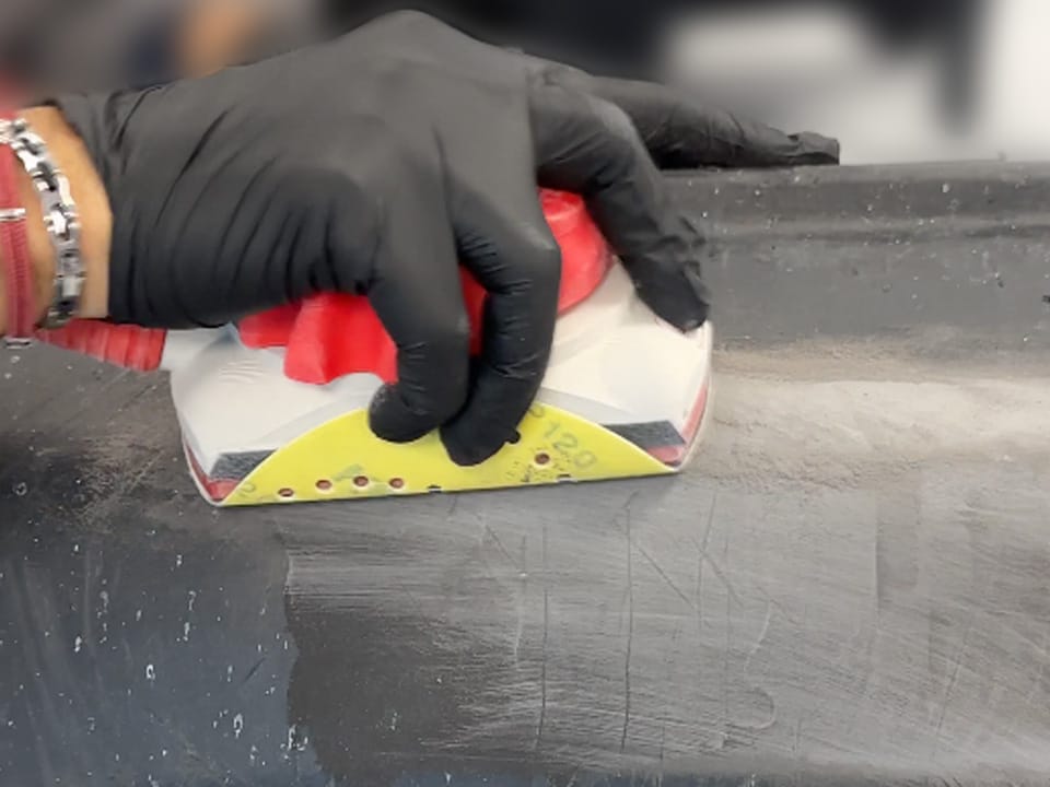 Carteggio delle superfici dopo l’utilizzo dello stucco per plastica auto 
