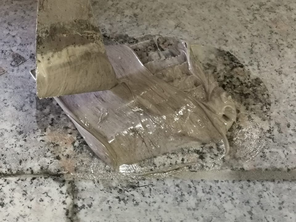 La consistenza in pasta dello stucco per marmo Marble Putty rende la stesura uniforme e precisa