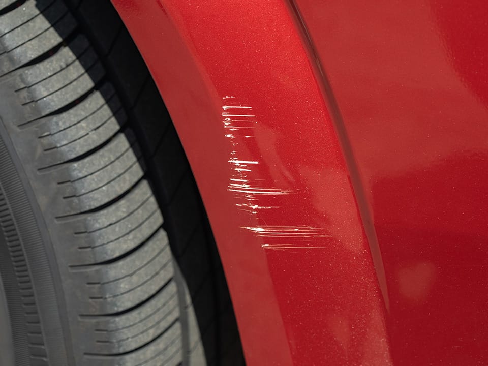 Rimozione graffi sulla carrozzeria dell’auto con pasta abrasiva bianca The Care