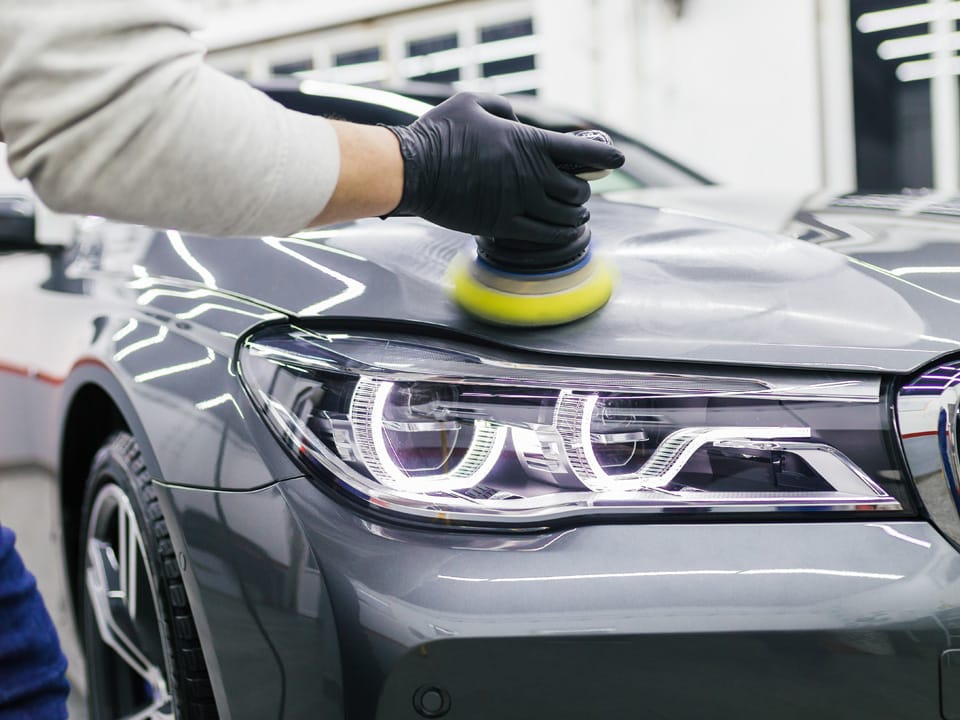 Finitura liscia e brillante dell’auto dopo l’utilizzo della pasta lucidante bianca con lucidatrice
