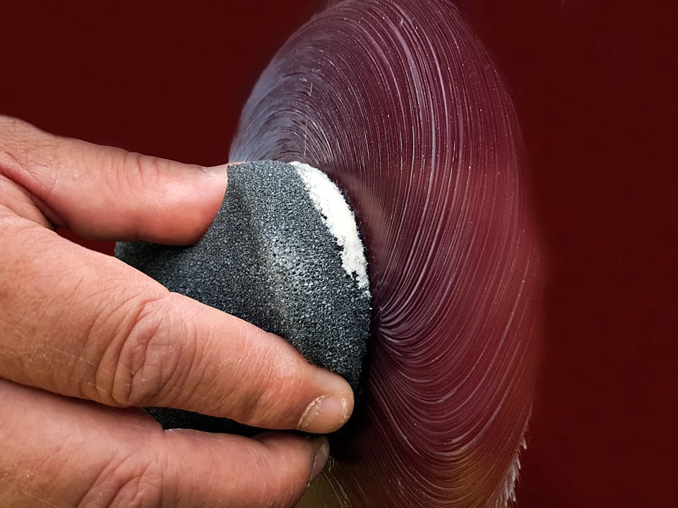 Stesura con tampone della pasta abrasiva bianca The Care
