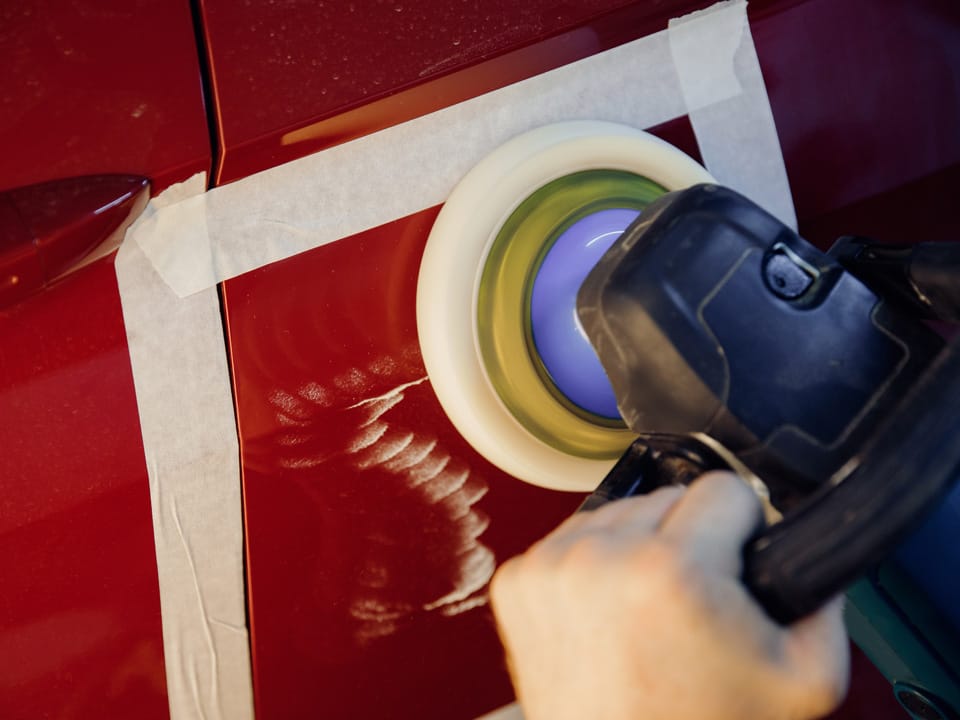Eliminazione graffi con la pasta abrasiva bianca The Care