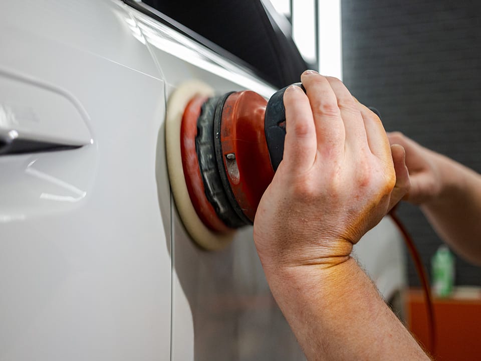 Lucidatura dell’auto dopo l’applicazione di Rubbing Compound White