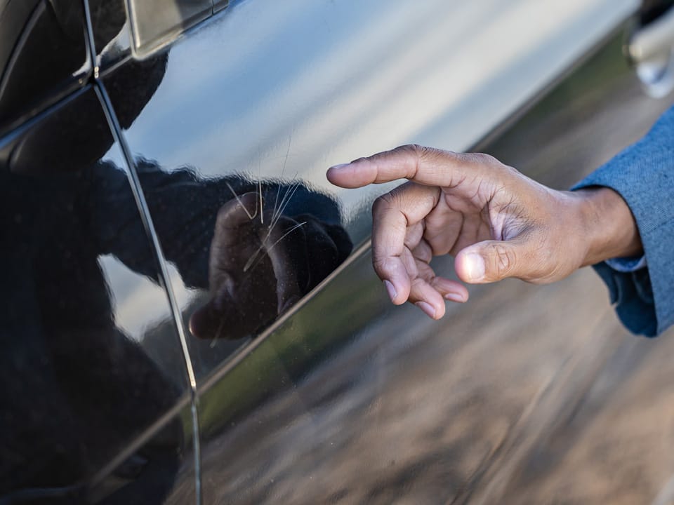 Rimozione graffi superficiali sulla carrozzeria dell’auto con pasta abrasiva nera The Care