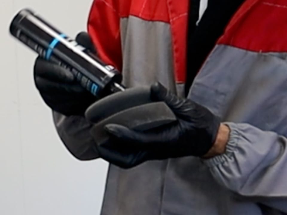 Applicazione della pasta abrasiva per auto nera su pad per un risultato ottimale