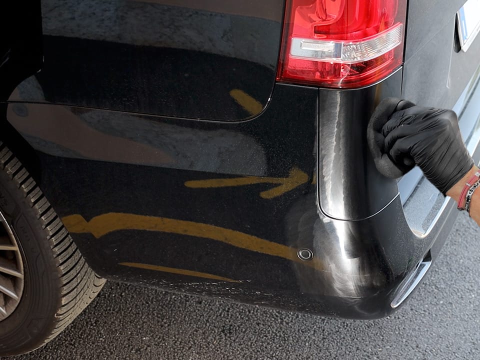 Stesura della pasta abrasiva per auto nera con un tampone o Pad morbido per un risultato ottimale