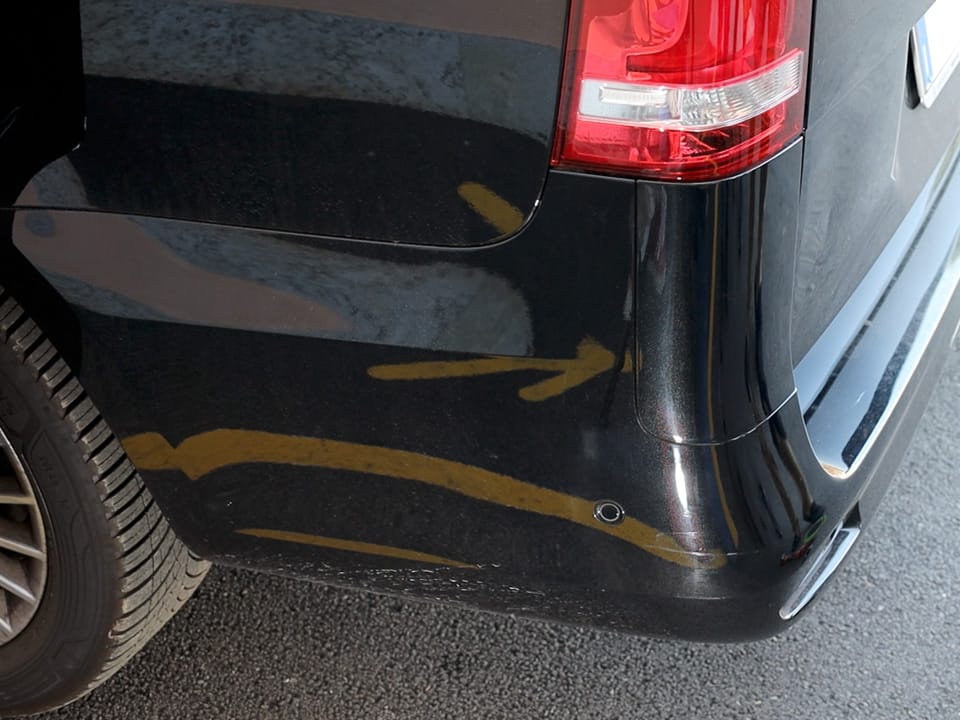 Finitura liscia e brillante dell’auto dopo l’utilizzo della pasta abrasiva per auto nera