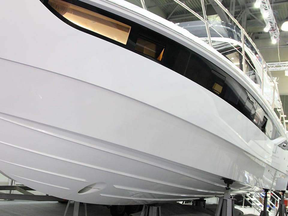 Smooth and shiny finish of the boat after using the white abrasive compound for boats