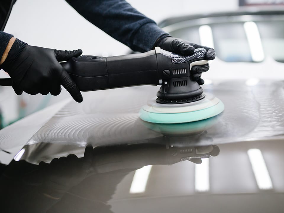Polishing after applying white abrasive compound for boats provides a shiny and durable finish
