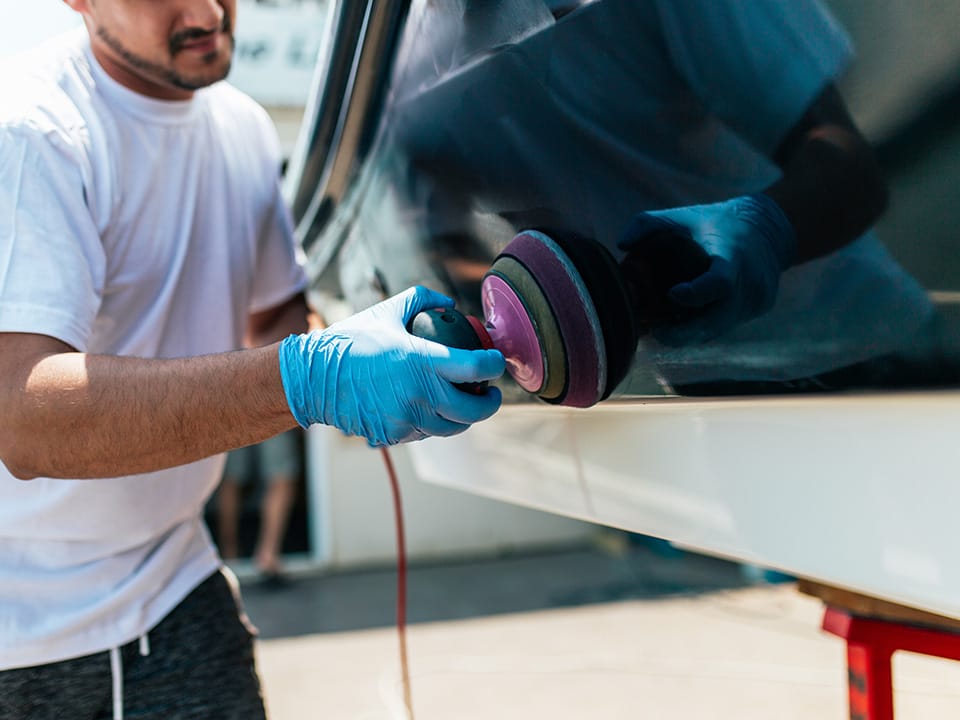 Rimozione graffi superficiali sulle imbarcazioni con pasta abrasiva nera