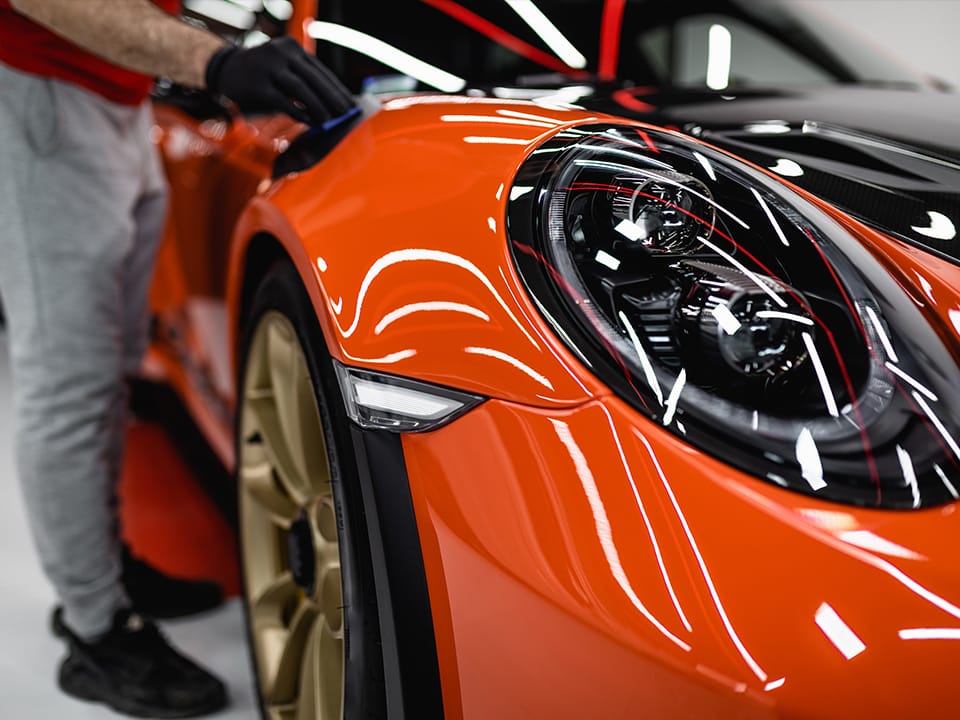 Aspetto lucido e setoso al tatto delle superfici dell’auto con il quick detailer ravvivante protettivo The Care