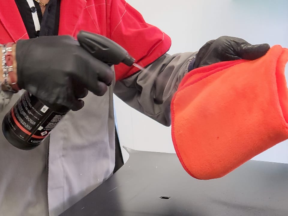 L’utilizzo del quick detailer per superfici opache The Care richiede l’uso del panno in microfibra per risultati ottimali