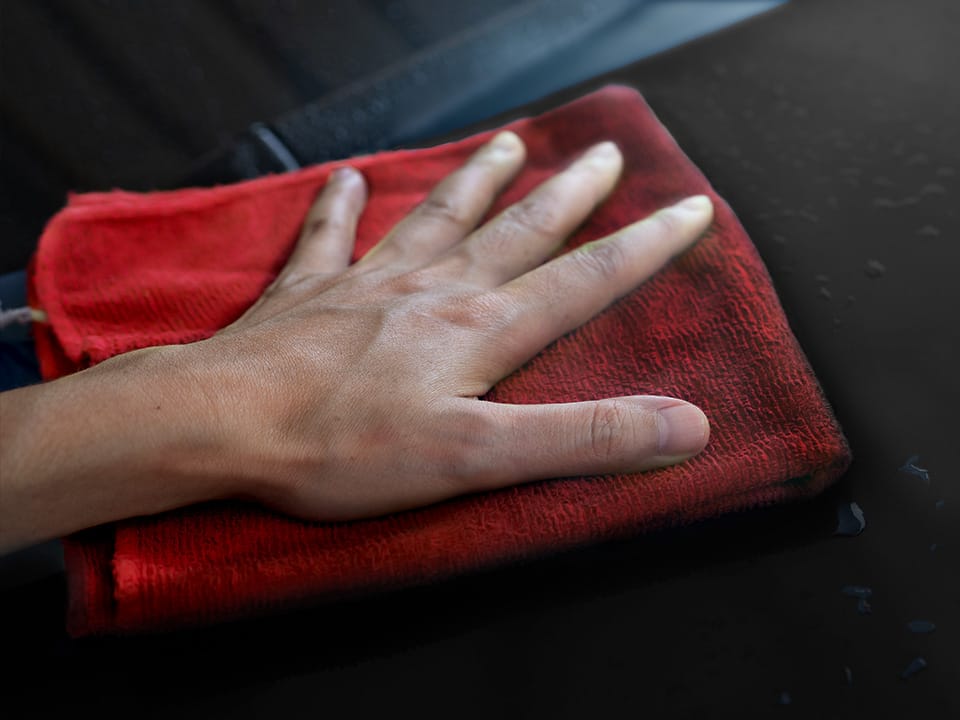 Applicazione del detailer auto rigenerante e protettivo con un panno in microfibra