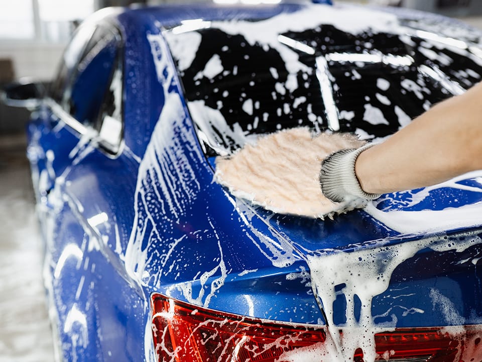 Lo shampoo per auto The Care è leggermente schiumogeno, adatto per una pulizia delicata della carrozzeria con guanto