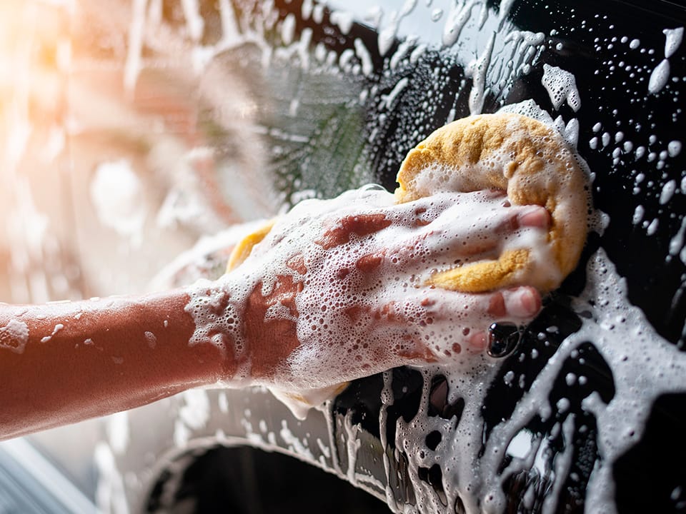 Pulizia professionale delle componenti esterne dell’auto con lo shampoo per auto The Care