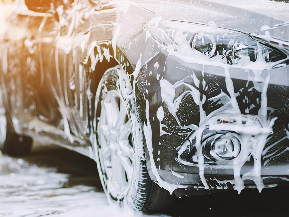 Lo shampoo per auto The Care è arricchito con cera protettiva per mantenere la superficie dell’auto in ottime condizioni