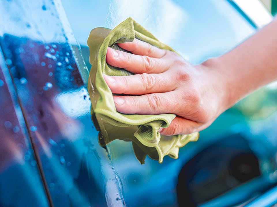 Il detergente vetri auto The Care applicato con un panno in microfibra dona risultati professionali in pochi passaggi