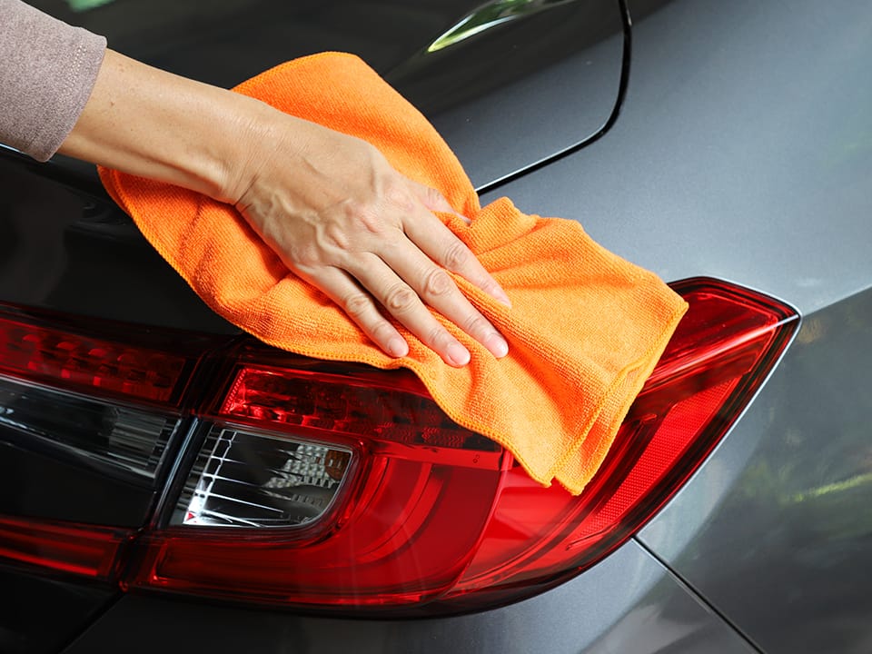 L’elimina resina auto The Care agisce anche sui residui più ostinati e lascia l’auto pulita e lucida