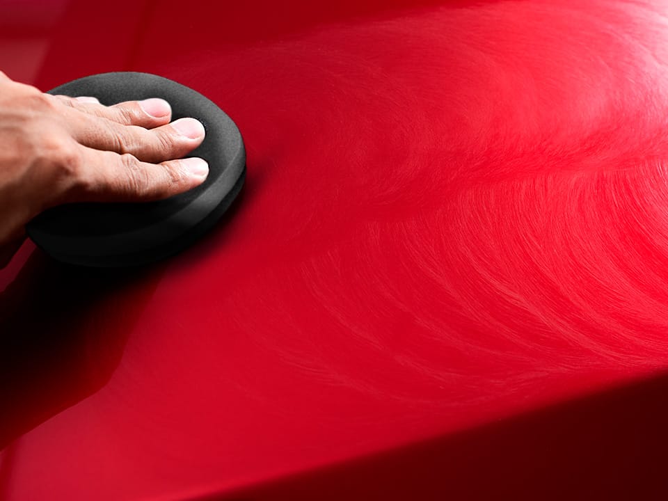 Applicazione della cera lucidante auto The Care con tampone o panno morbido