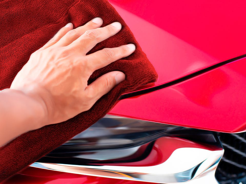 La cera lucidante auto The Care si stende facilmente con un panno in microfibra per rendere le superfici lucide a lungo