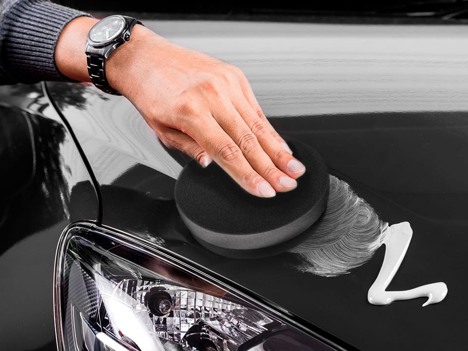 La cera lucidante auto The Care è una cera in crema fluida facile da stendere che protegge e esalta la carrozzeria