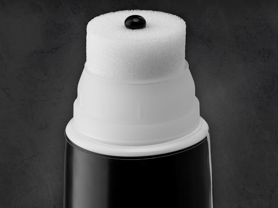 Il rinnova plastiche The Care in crema è una vernice nera specifica per le componenti in plastica esterne dell’auto