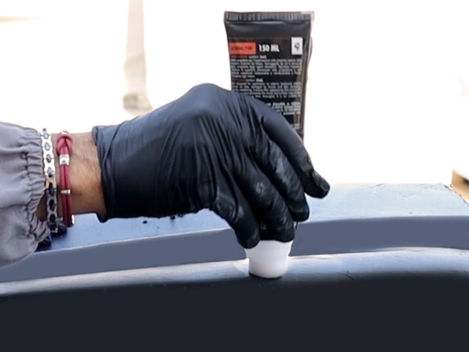 L'applicazione del rinnova plastiche esterne dell’automobile agisce in profondità formando una duratura barriera protettiva