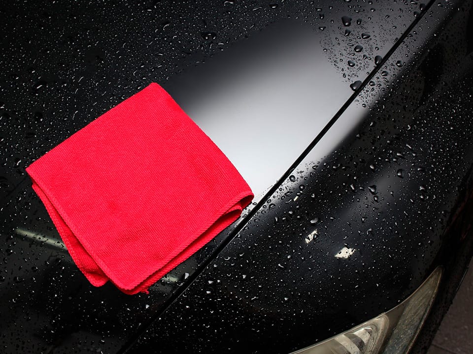 Il panno in microfibra per auto rosso The Care è realizzato con materiali di altissima qualità per risultati professionali