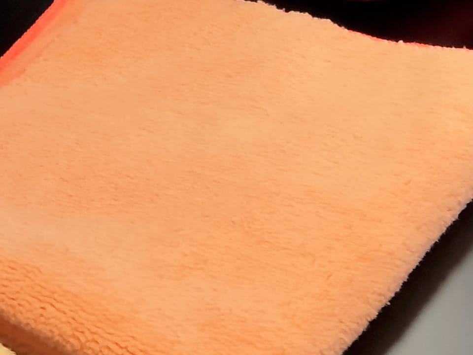 Il panno in microfibra per auto color arancione The Care assorbe acqua e altre sostanze garantendo una pulizia efficiente