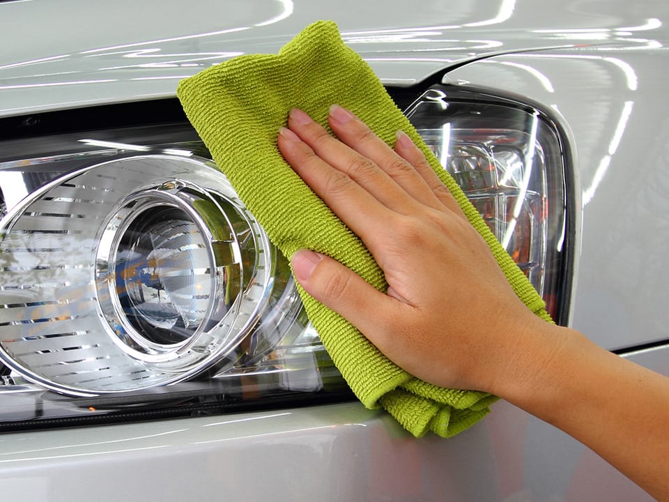 Il panno in microfibra per auto color verde The Care pulisce efficacemente le superfici lasciandole asciutte e senza aloni
