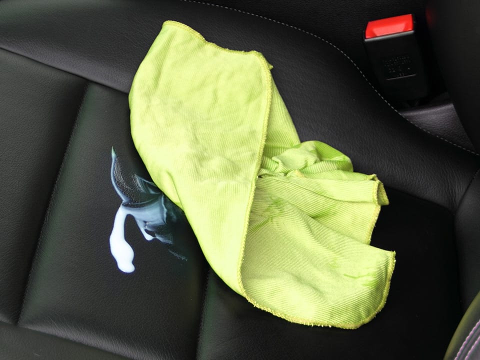 Il panno in microfibra per auto color verde The Care non lascia aloni e residui indesiderati sulla vernice dell’auto
