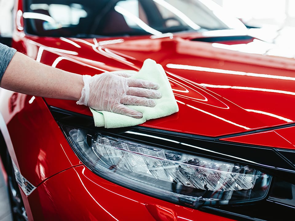 La protezione dell’auto consente di mantenere a lungo i risultati raggiunti dopo il lavaggio e la lucidatura