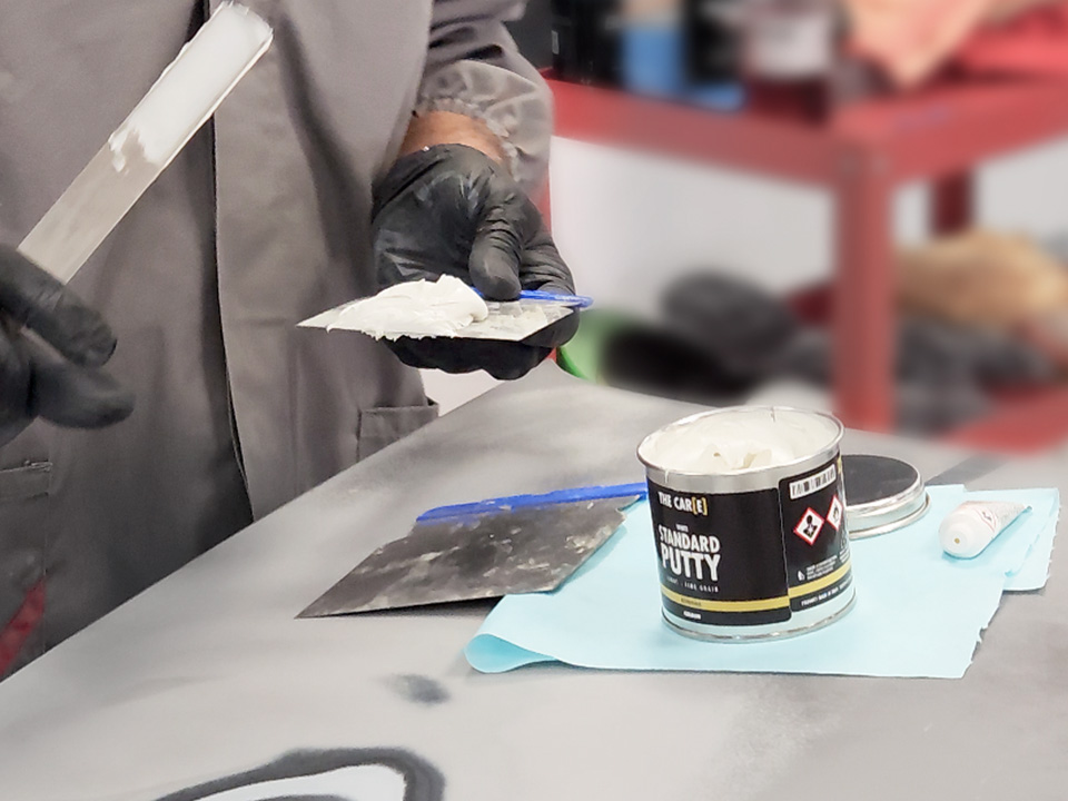 How to use car body filler to repair dents and scratches