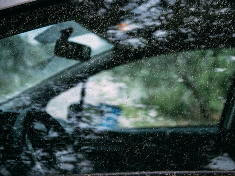 Pioggia e fango: come lavare l’auto senza rovinare la vernice