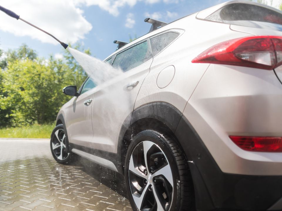 Come proteggere l’auto dal calcare dell’acqua dopo il lavaggio