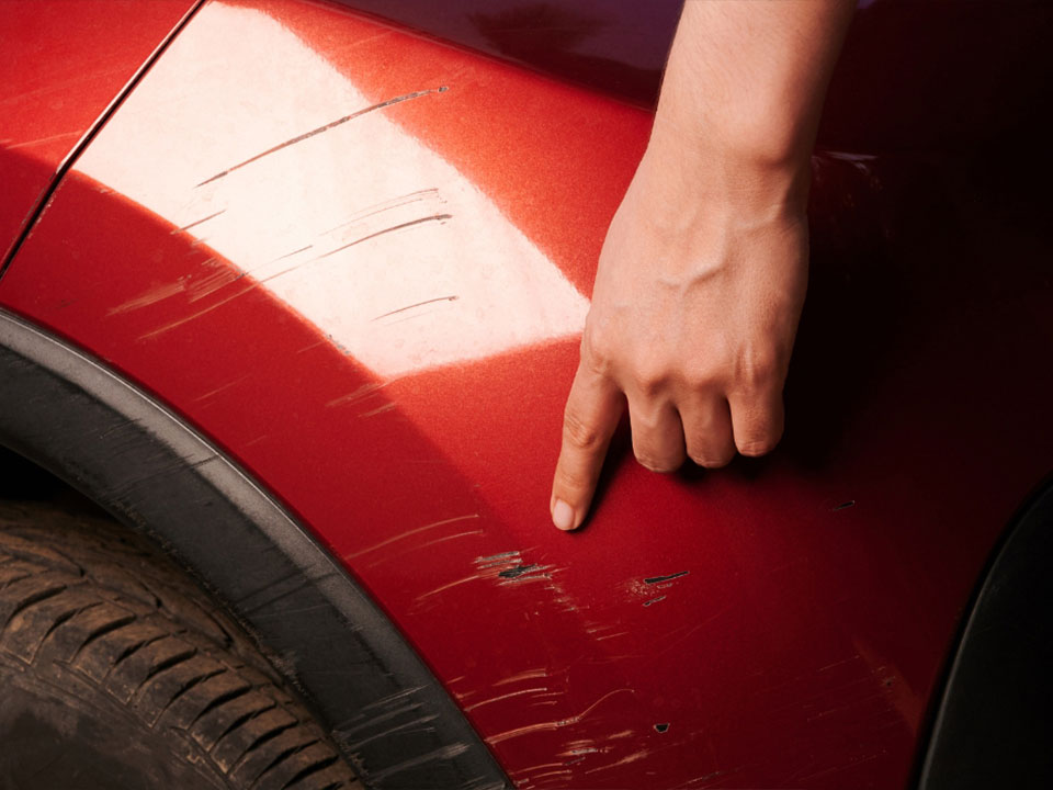 Auto in città: proteggere la carrozzeria da smog, graffi e intemperie
